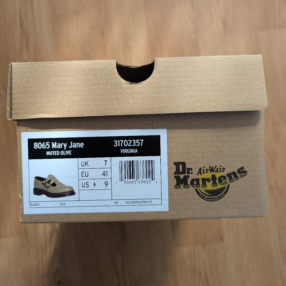 Dr. Martens 8065 Mary Jane Virginia Leather Shoes - Picture 6 of 6